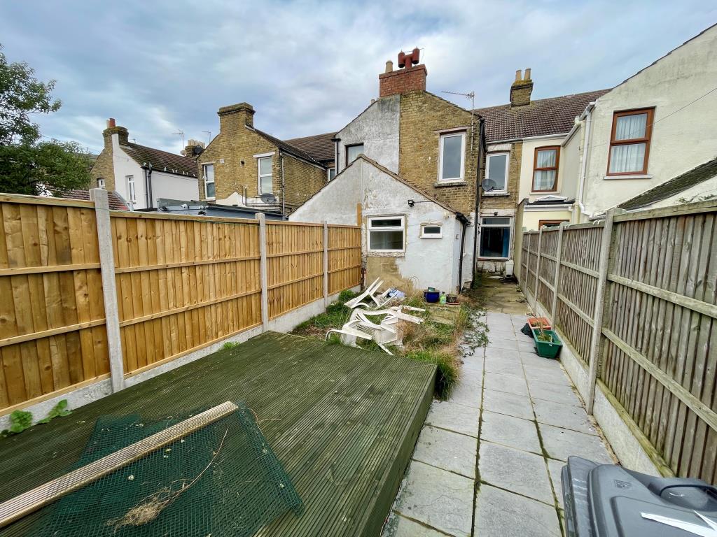 Lot: 97 - MID-TERRACE HOUSE FOR IMPROVEMENT - Rear of property